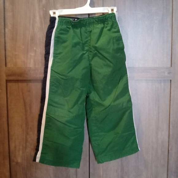 Green 4T windbreaker pants - Picture 1 of 1